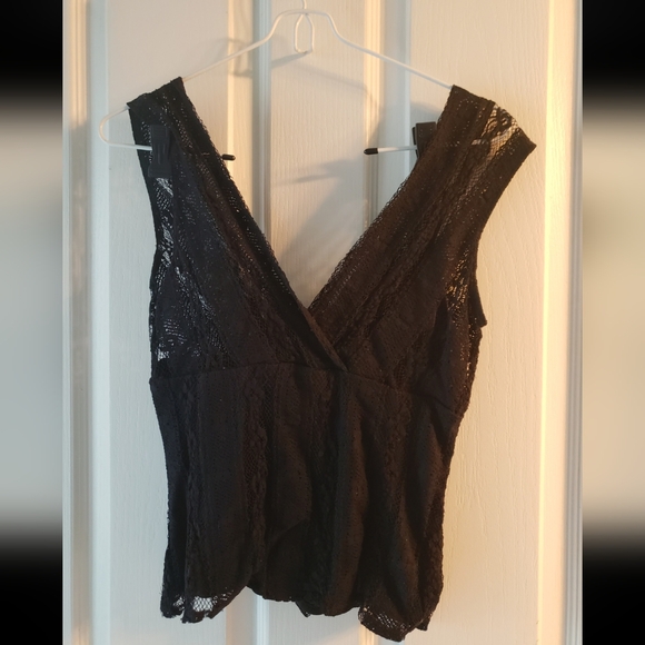 A Max Studio lace and lined v-neck and back tank top - Picture 3 of 5